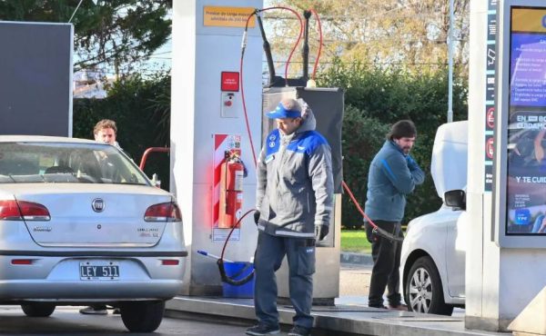El Gobierno congela los impuestos a los combustibles hasta julio y evita nuevos aumentos en el surtidor