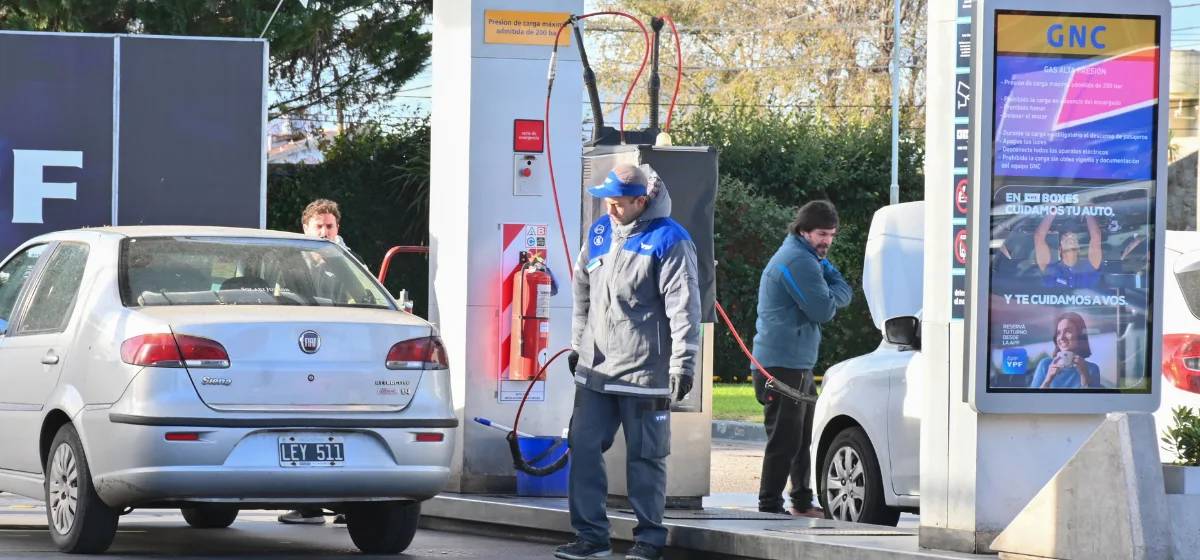 El Gobierno congela los impuestos a los combustibles hasta julio y evita nuevos aumentos en el surtidor