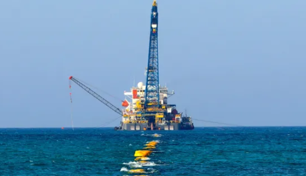 El buque Seminole inicia el tendido submarino que conectará Vaca Muerta con la ruta exportadora global