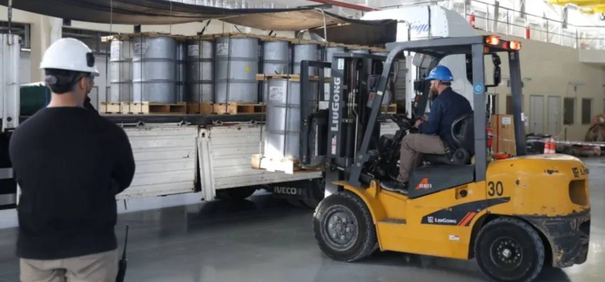 Energía nuclear: Llegan 6 toneladas de agua pesada a Ezeiza para la puesta en marcha del reactor RA-10