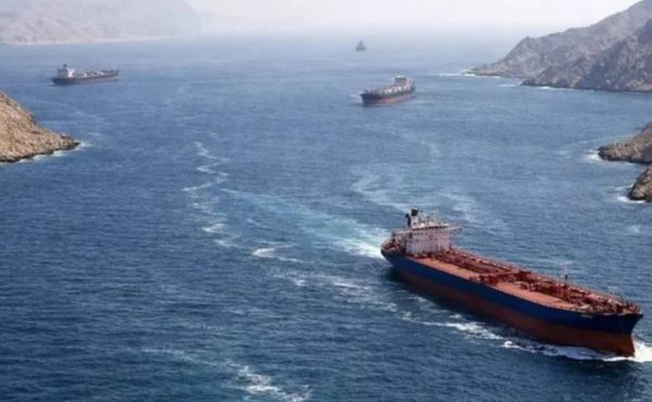 Estados Unidos e Irán acuerdan reabrir el Estrecho de Ormuz y el petróleo cae en los mercados