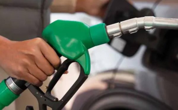 Pese a la caída del petróleo, el esquema de precios y los impuestos impiden la baja en los combustibles