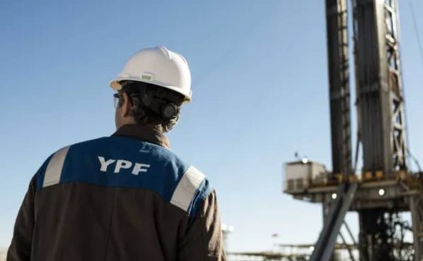 YPF fue la petrolera que más subió desde la crisis en medio oriente