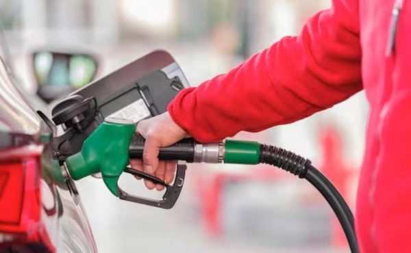 Gobierno vuelve a postergar suba de impuestos a combustibles