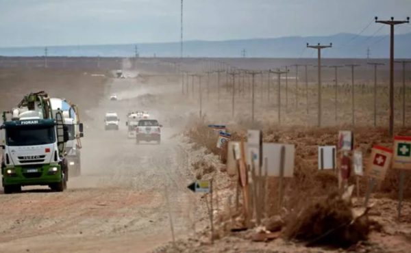 Milei impulsa el reemplazo de camiones para mover arena en Vaca Muerta