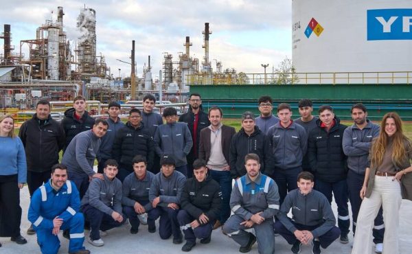 YPF y Scania acercan la industria a estudiantes técnicos