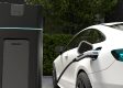 Autos eléctricos crecieron 400% pero red pública de enchufes no alcanza y cargar en la calle es complejo