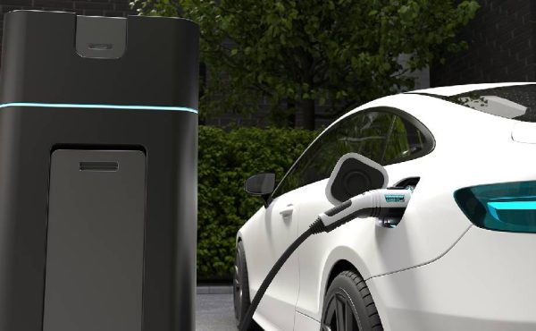 Autos eléctricos crecieron 400% pero red pública de enchufes no alcanza y cargar en la calle es complejo