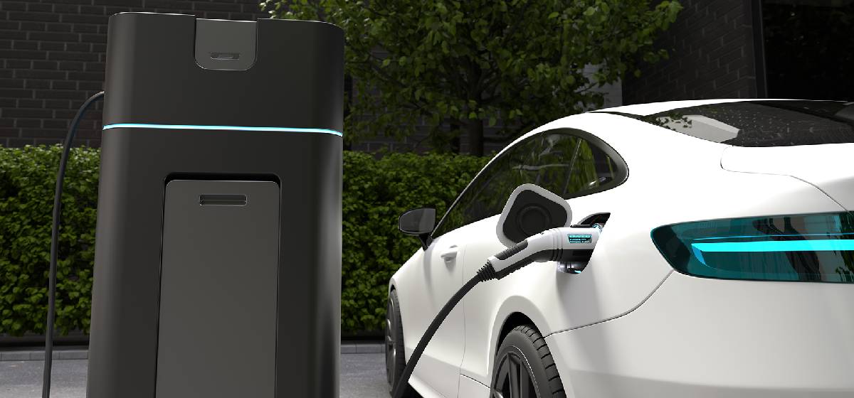 Autos eléctricos crecieron 400% pero red pública de enchufes no alcanza y cargar en la calle es complejo