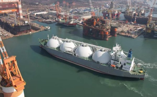 Cuatro bancos internacionales cierran crédito para proyecto de GNL que desbloqueará exportaciones por USD 7.000 millones