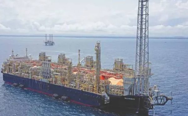 El buque de la primera exportación de GNL argentino inició su ruta hacia Río Negro como hito energético nacional