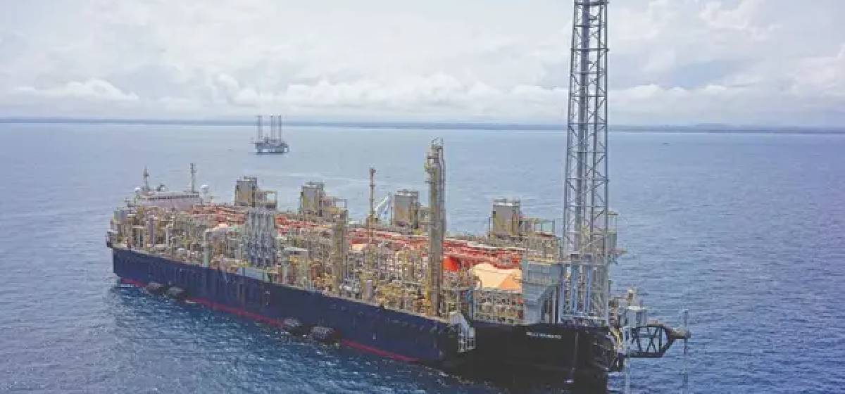 El buque de la primera exportación de GNL argentino inició su ruta hacia Río Negro como hito energético nacional