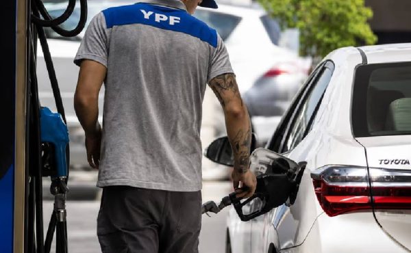 El precio de los combustibles aumentó más de 550% en la gestión de Milei y deterioró salarios privados