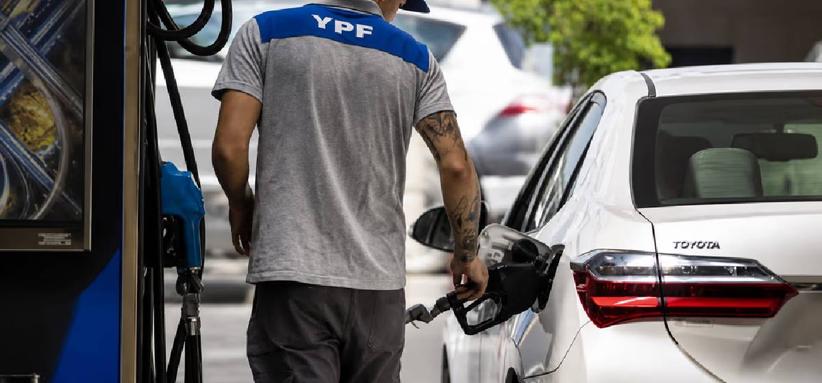 El precio de los combustibles aumentó más de 550% en la gestión de Milei y deterioró salarios privados