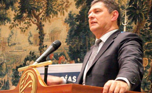 Expertos advierten que energías renovables deben verse como negocio y que retrasos encarecen la transición energética