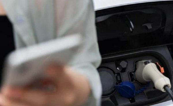 La Ciudad financiará cargadores eléctricos en cocheras, restaurantes y espacios recreativos para impulsar la movilidad sustentable