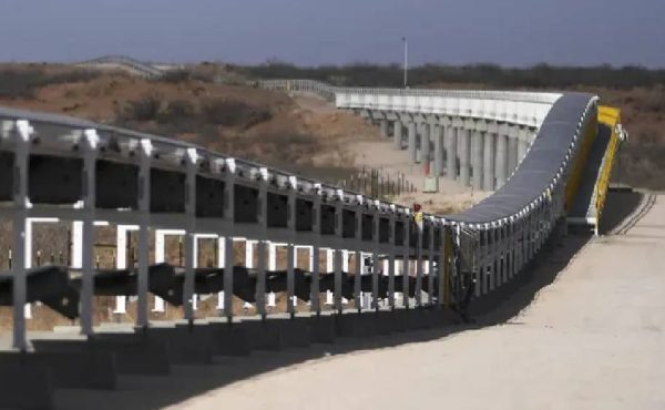 Nueva cinta transportadora reemplaza camiones de arena en Permian y proyectan su aplicación en Vaca Muerta