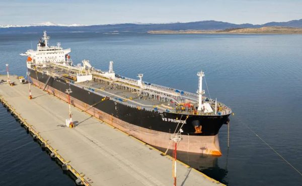 Tierra del Fuego denunció amarre de petrolero británico en Ushuaia y reavivó tensiones geopolíticas regionales