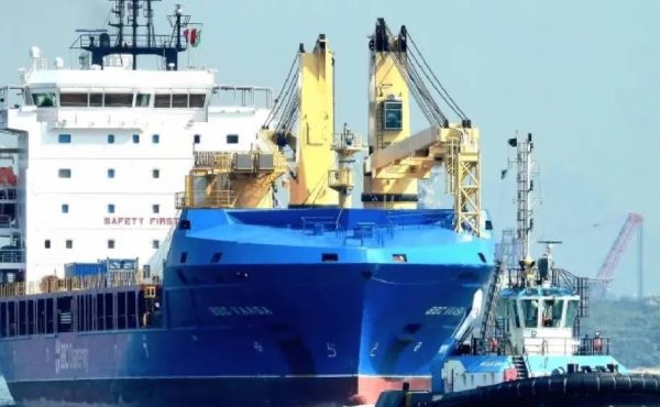 Vaca Muerta Oil Sur suma cargamento con 1.700 toneladas de acero para tanques en Punta Colorada