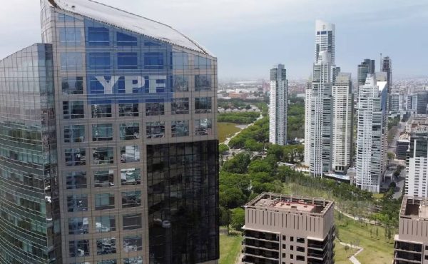 YPF y socias buscan cerrar mayor crédito privado para exportar GNL de Vaca Muerta y ampliar infraestructura
