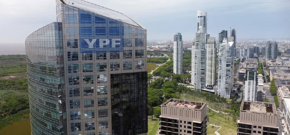 YPF y socias buscan cerrar mayor crédito privado para exportar GNL de Vaca Muerta y ampliar infraestructura